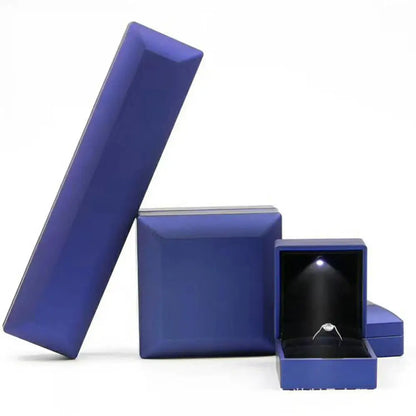Caja de joyería con luz LED para anillos, collares y regalos