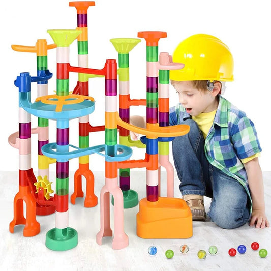 Circuito de canicas con bloques de construcción educativos