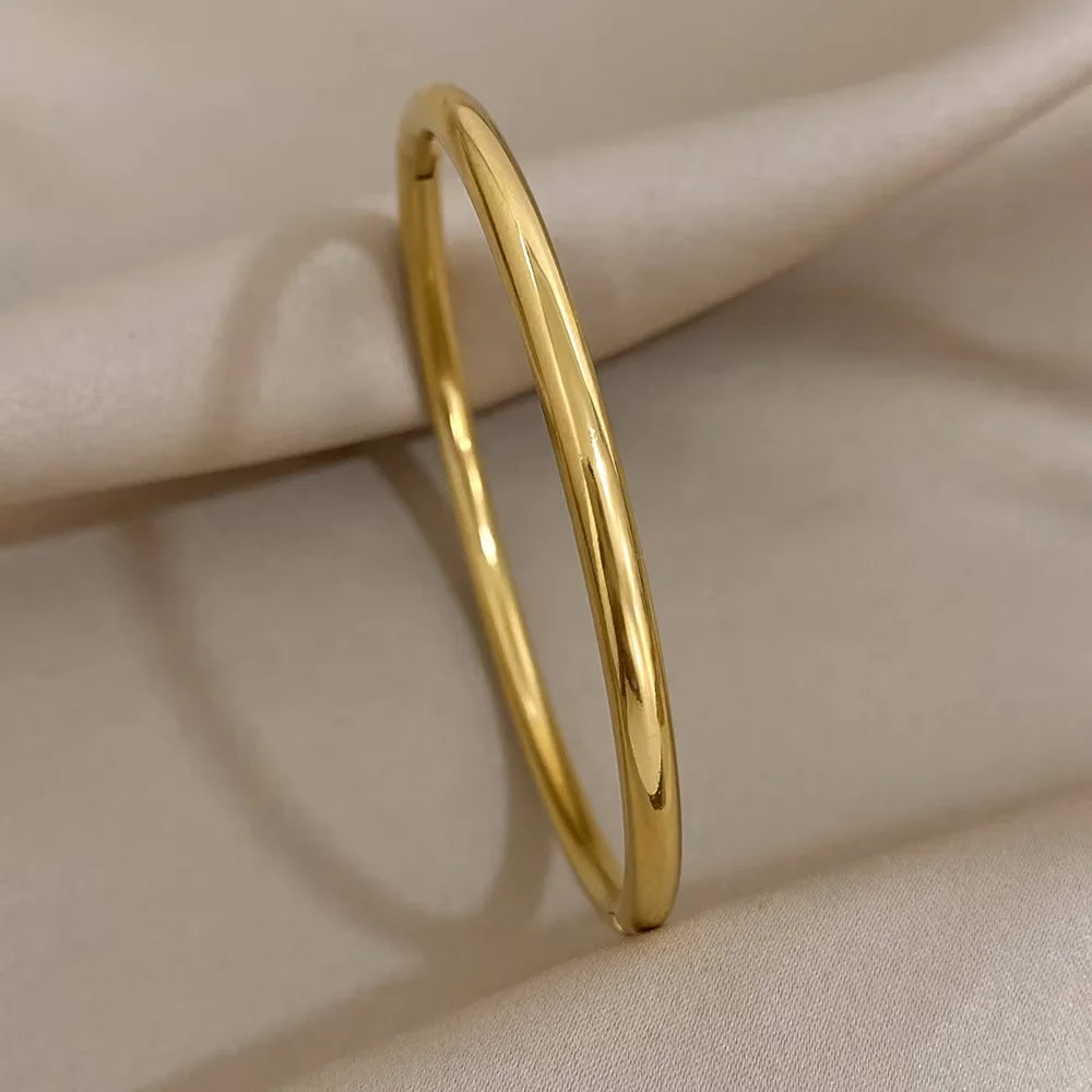 Brazalete abierto de acero inoxidable pulido chapado en oro