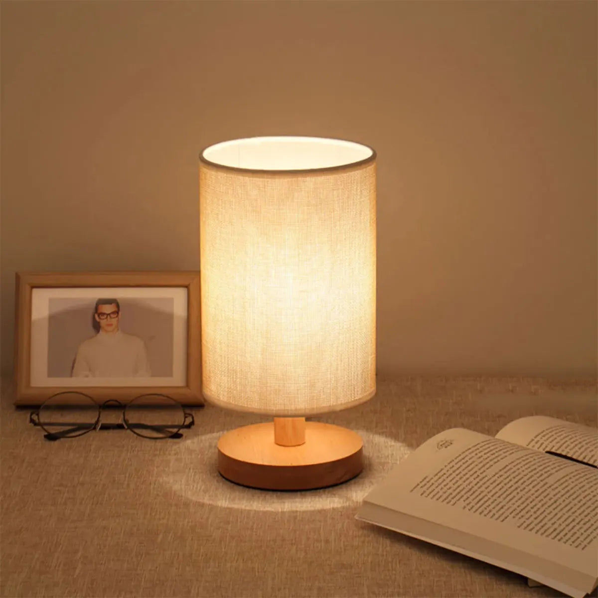 Lámpara de mesita USB con pantalla cilíndrica de madera