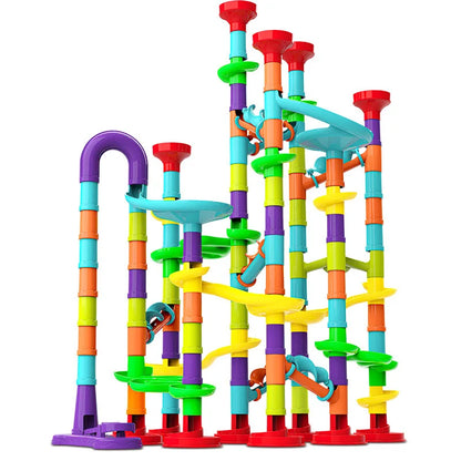 Circuito de canicas con bloques de construcción educativos