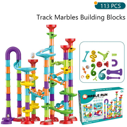 Circuito de canicas con bloques de construcción educativos