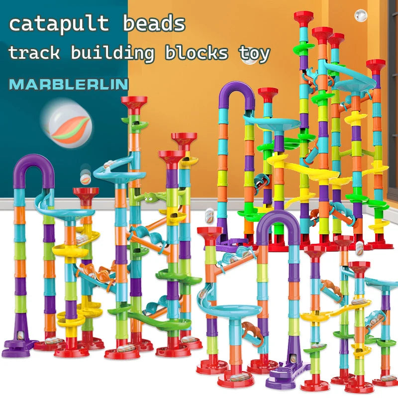 Circuito de canicas con bloques de construcción educativos