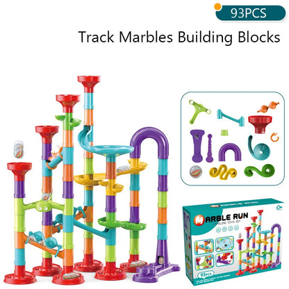 Circuito de canicas con bloques de construcción educativos