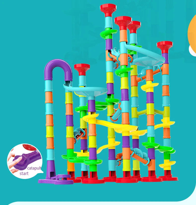 Circuito de canicas con bloques de construcción educativos